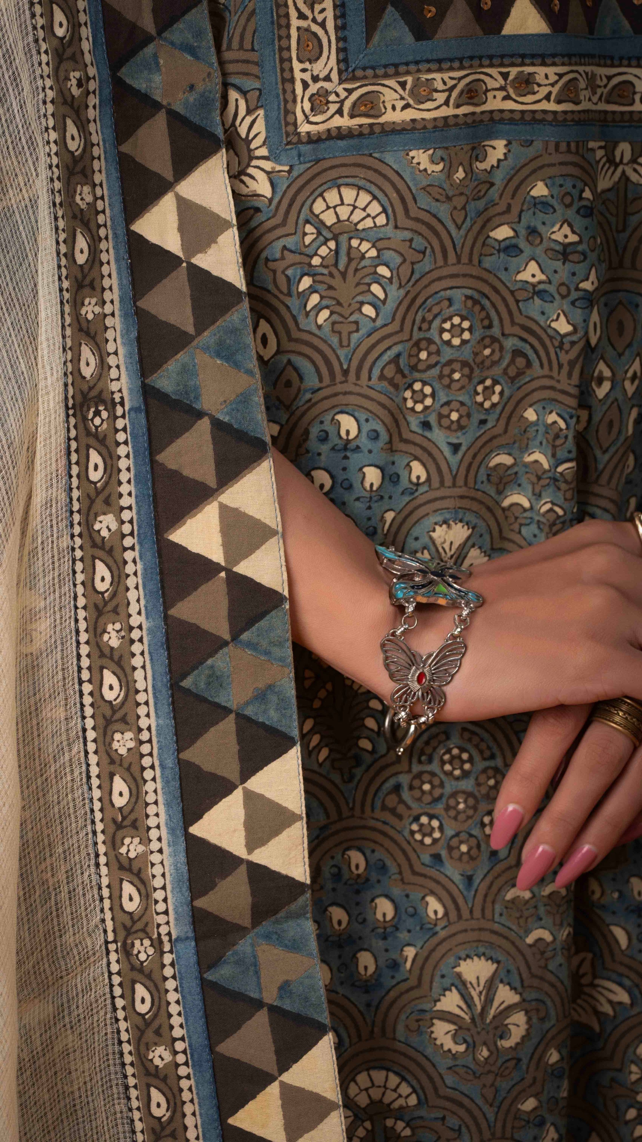 Neer Kota Doriya Dupatta  with Ajrakh borders