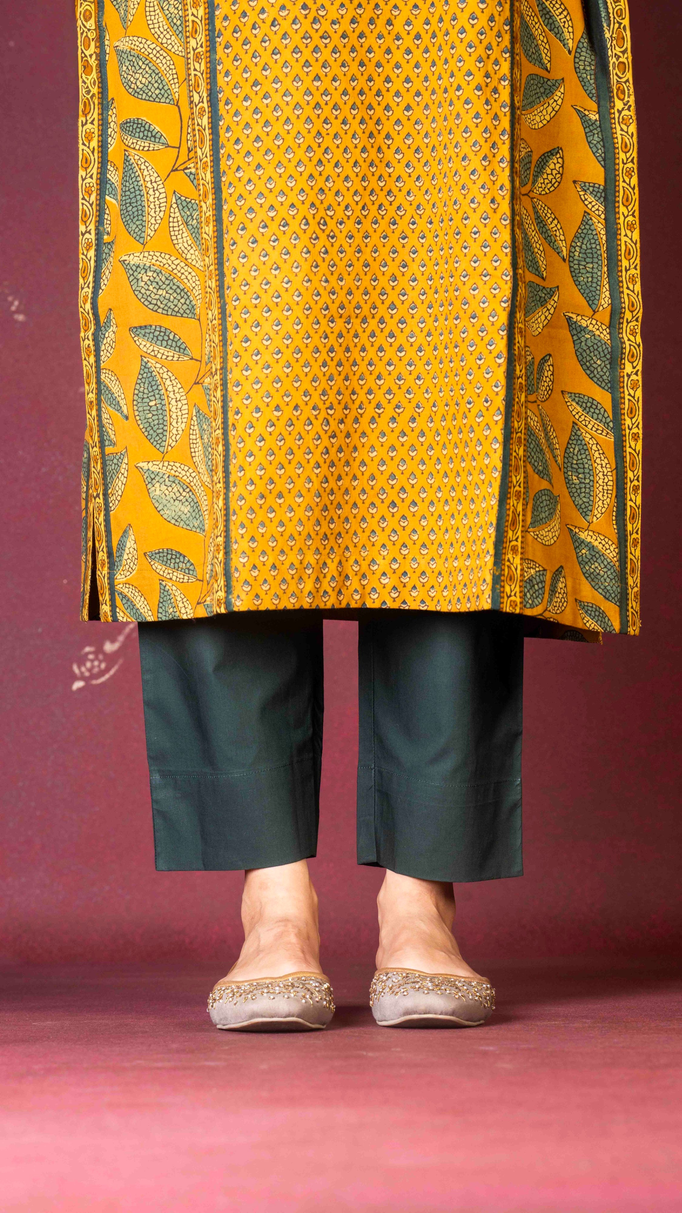 Green straight pant with pockets