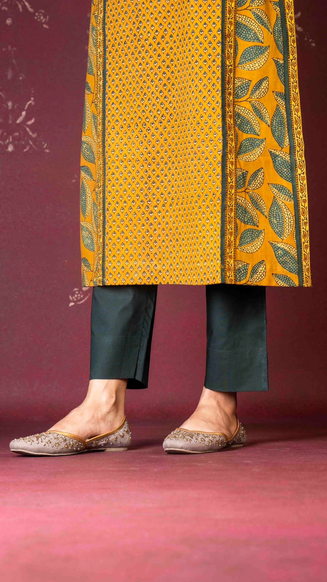 Green straight pant with pockets