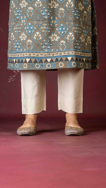 Beige straight pant with pockets