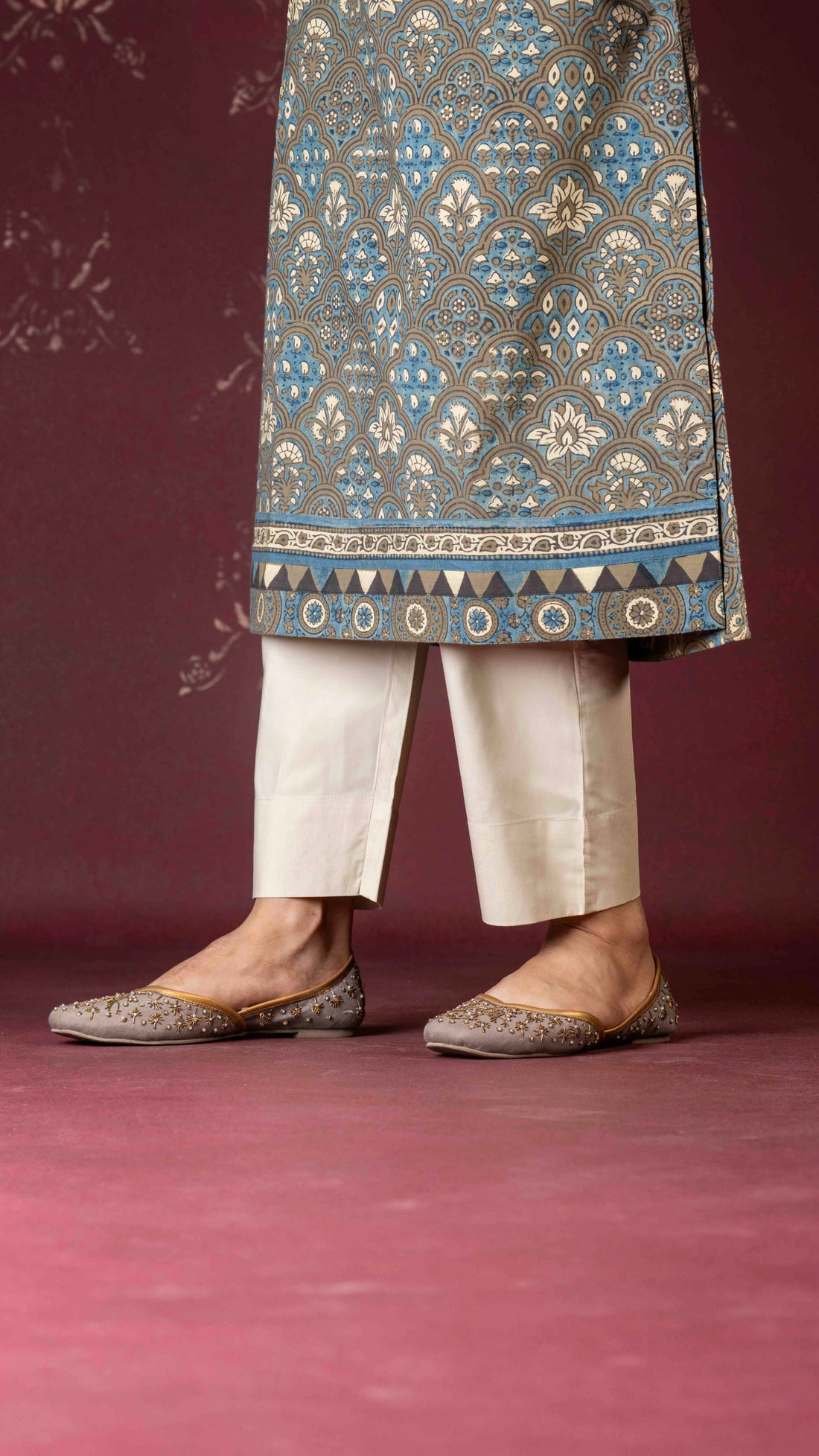 Beige straight pant with pockets