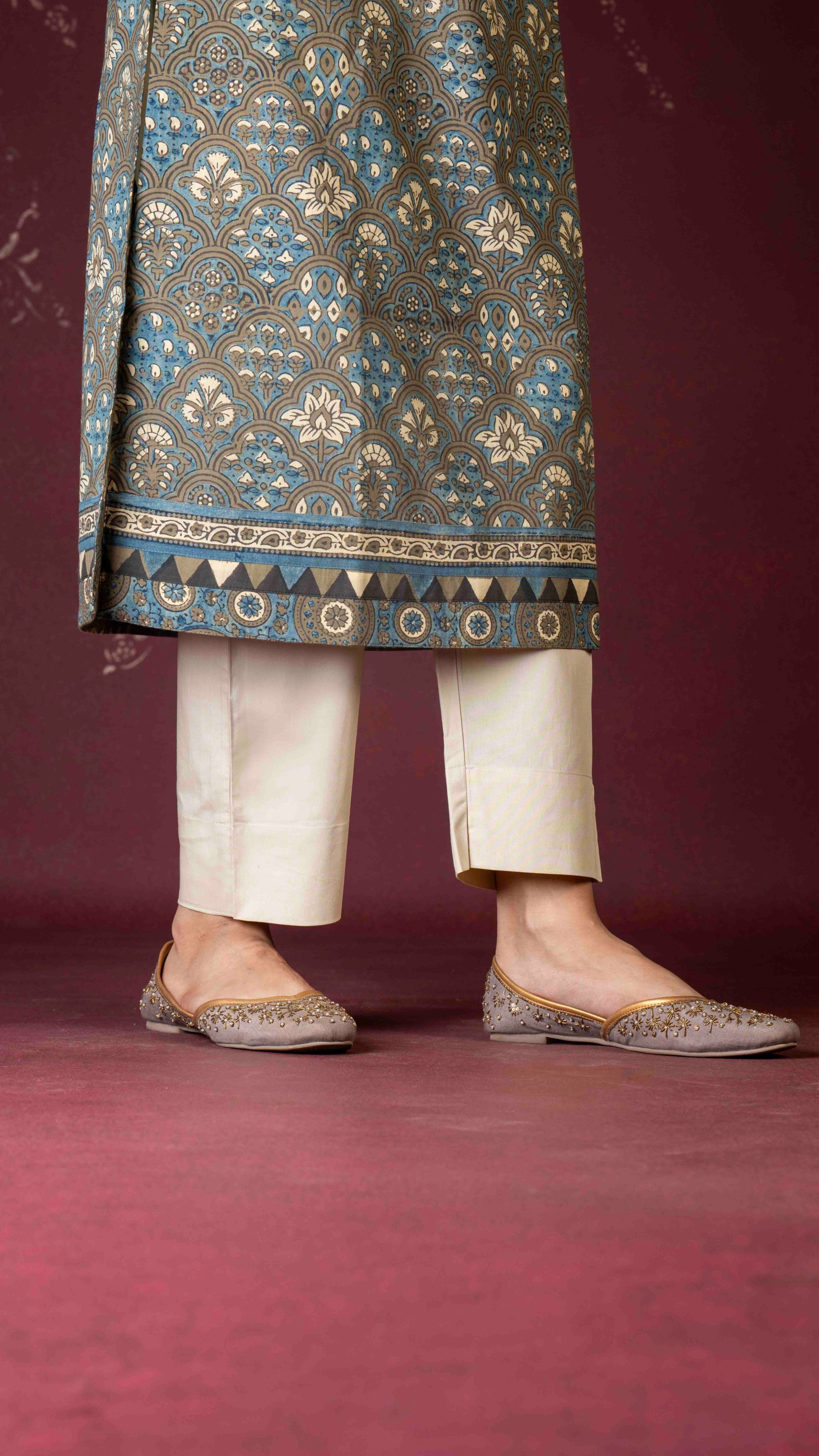 Beige straight pant with pockets