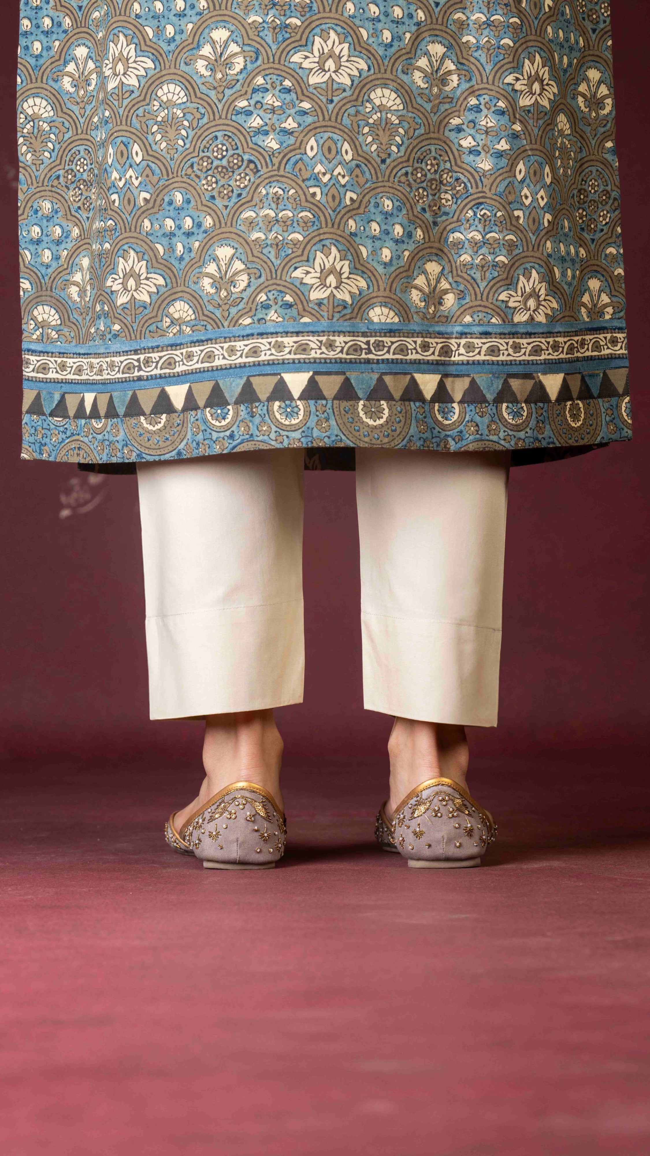 Beige straight pant with pockets