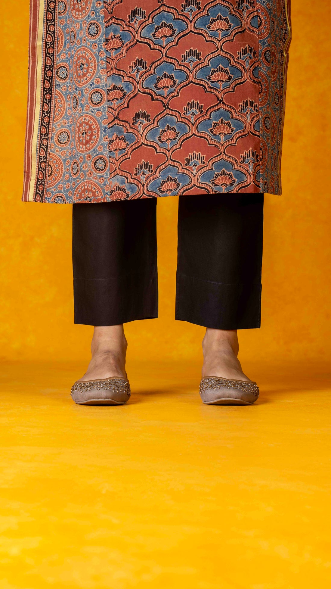 Black straight pant with pockets