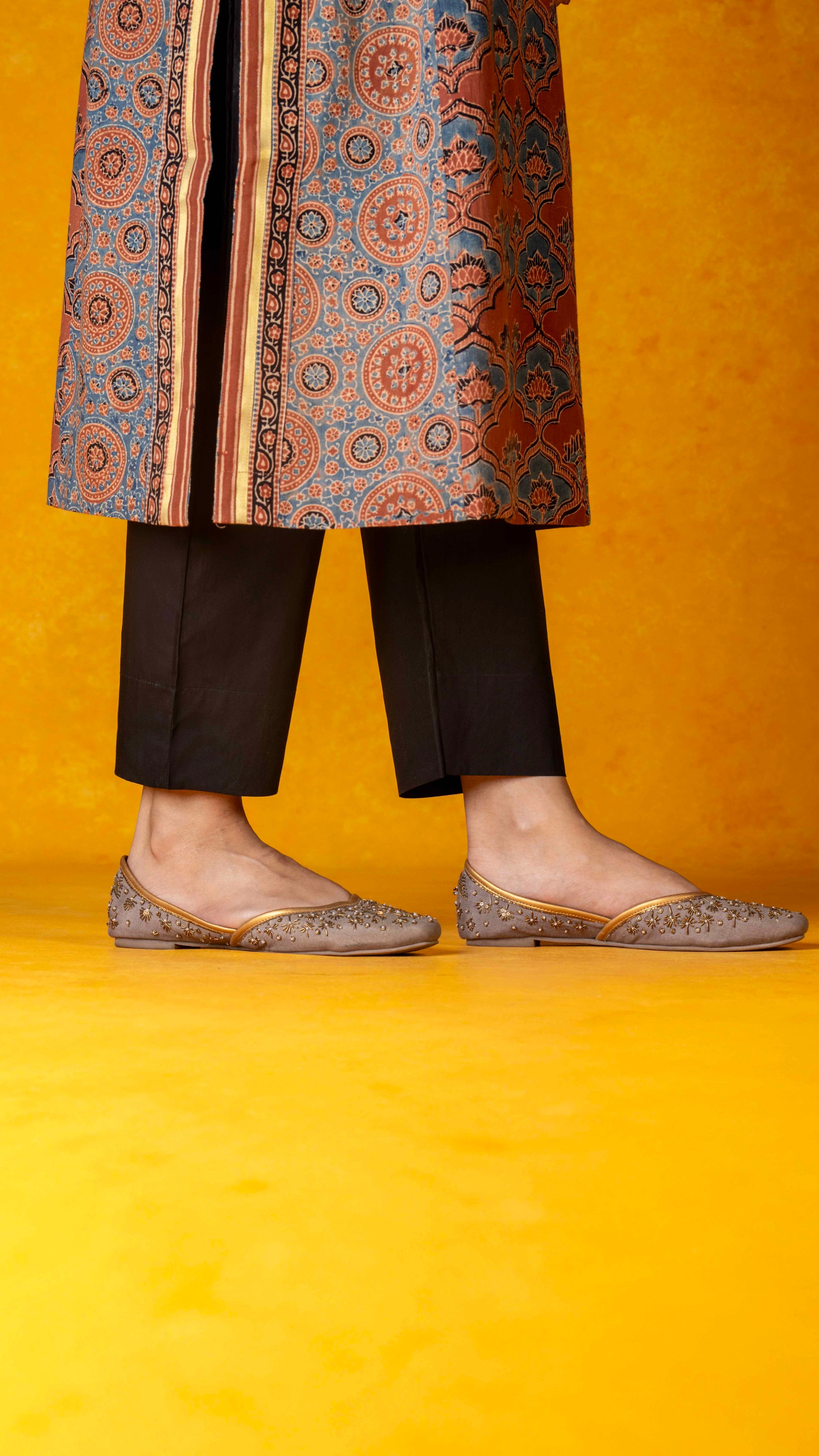 Black straight pant with pockets