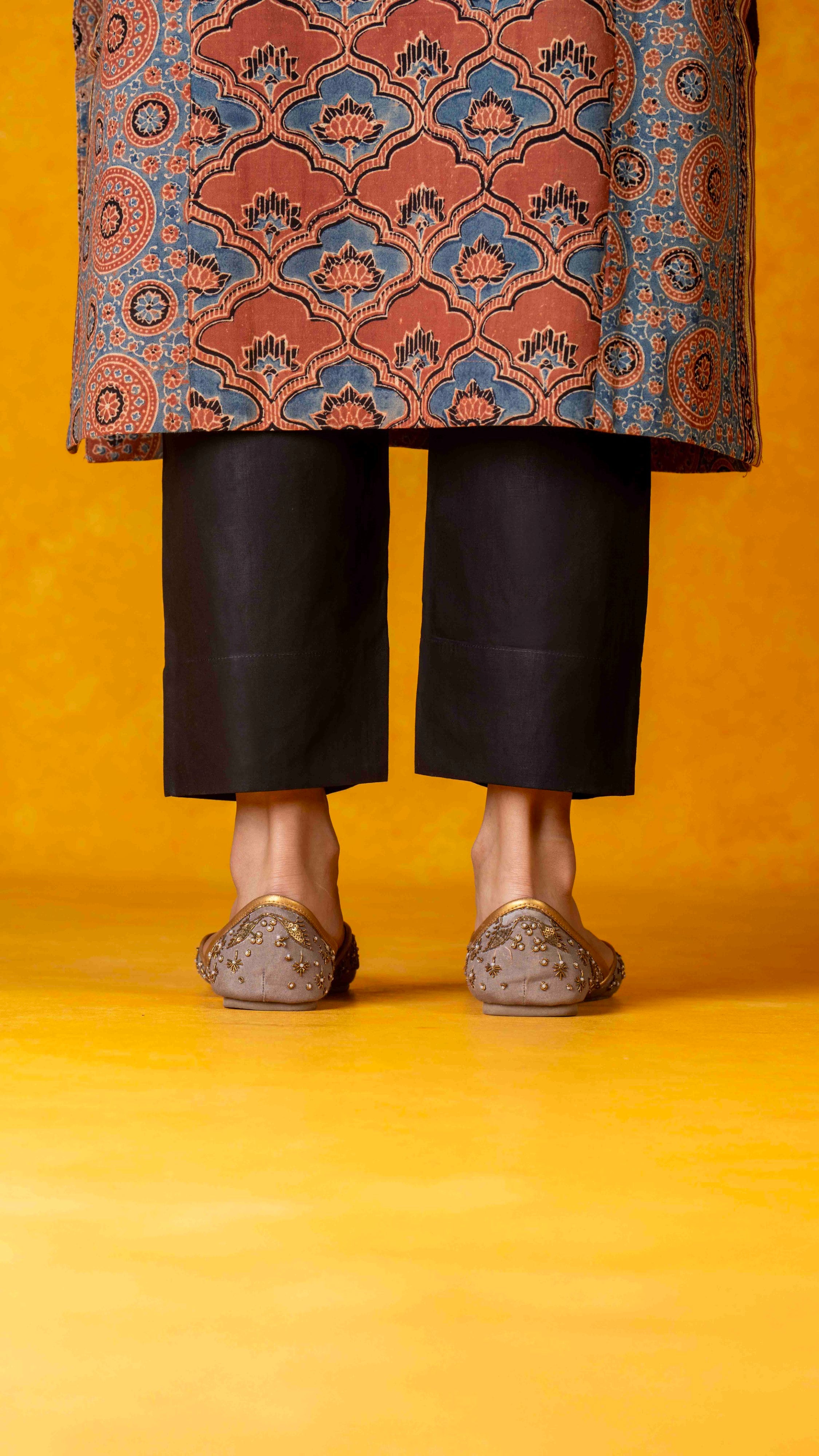 Black straight pant with pockets