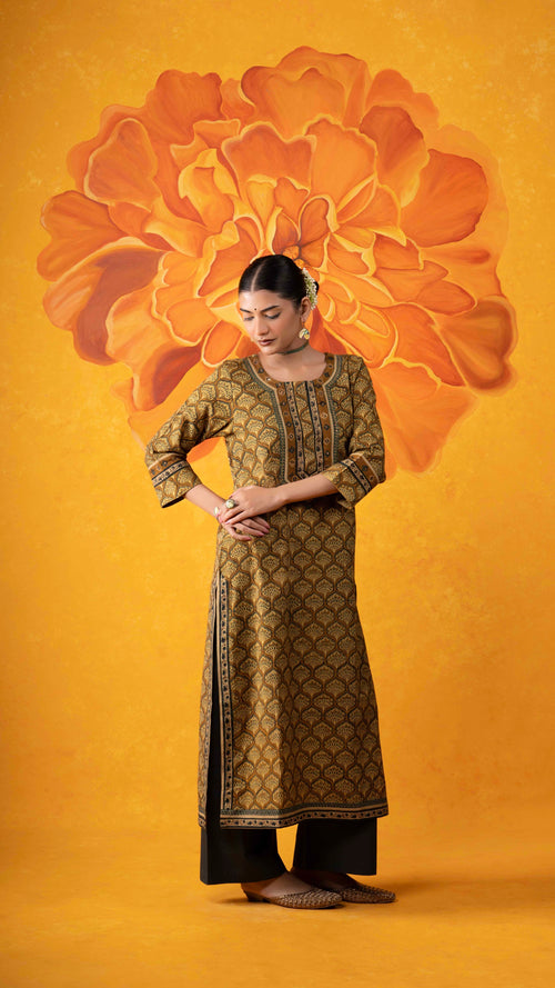Ezhili Ajrakh Kurta